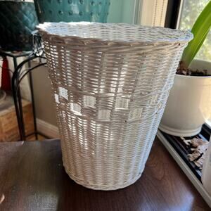White Wicker Wastepaper Basket Trash Can Woven Shabby Chic Cottage Farmhouse Vtg